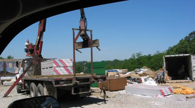 Livraison de plaques de plâtre sur un chantier